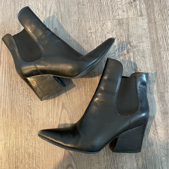 KENDALL & KYLIE Finley Bootie Black Leather Pointed Toe Heeled Ankle Boot - Picture 2 of 12